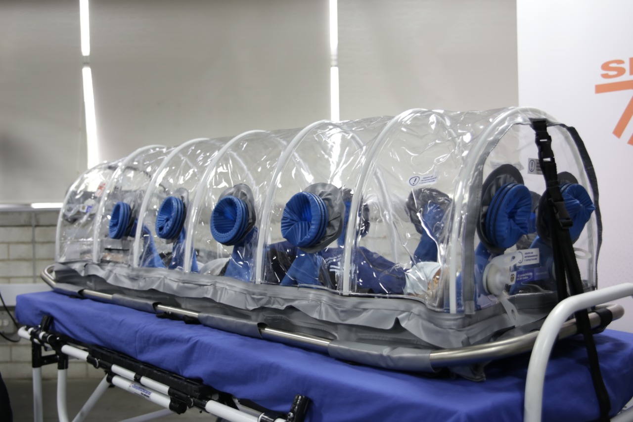 • El Ministerio de Ciencia, Tecnología e Innovación hizo entrega en Medellín de cuatro cabinas despresurizadas para manejo y traslado de pacientes con Covid 19 y otras enfermedades infecciosas.