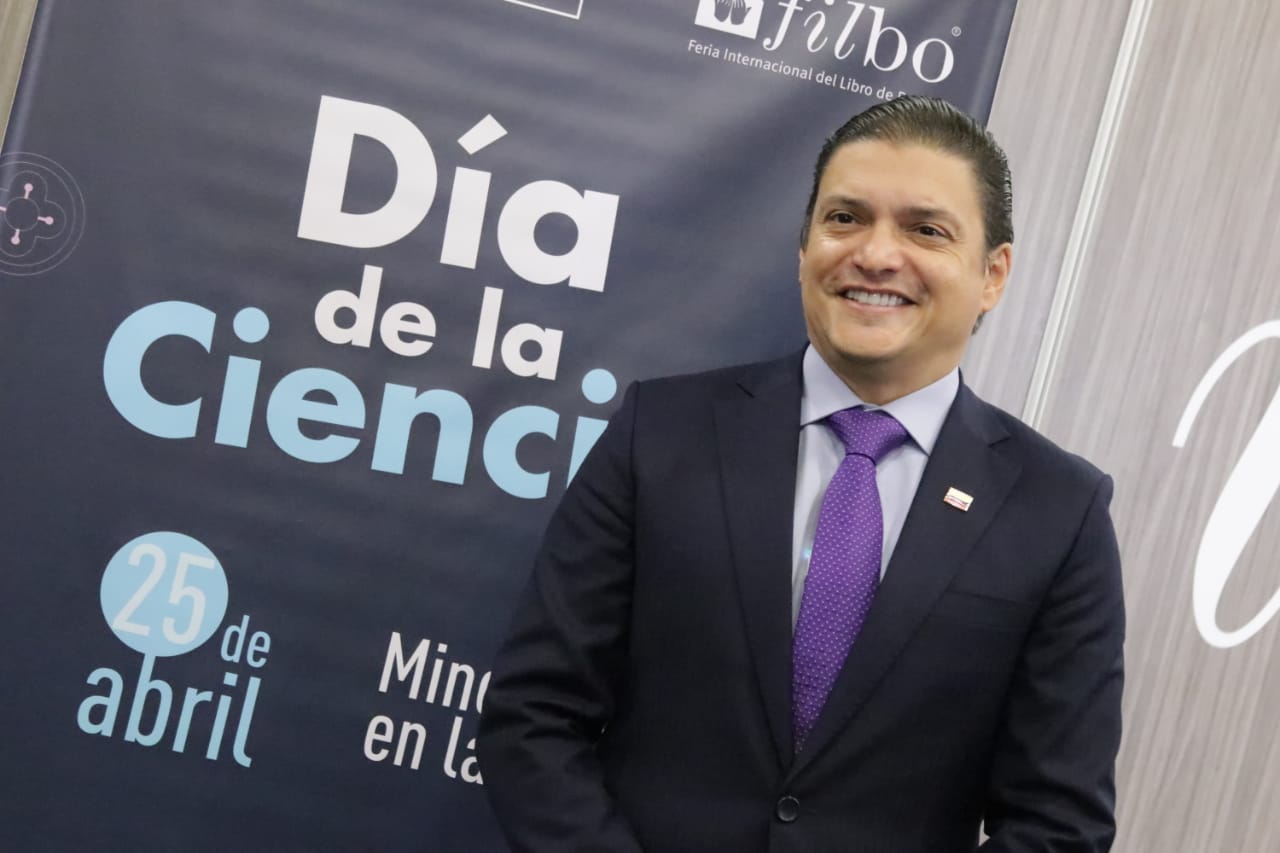 •	En el marco del Día de la Ciencia, en la Feria Internacional del Libro de Bogotá, el ministro Tito José Crissien realizó el lanzamiento del concurso A Ciencia Cierta, este año, bajo la temática de “Economía Circular”.
