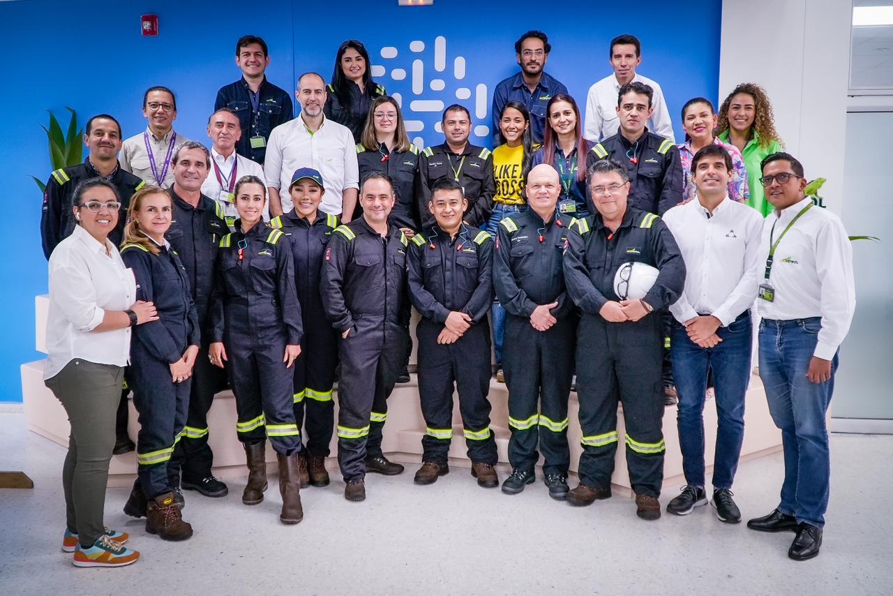 •	El ministro Arturo Luna visitó la refinería de Ecopetrol y conoció su centro de innovación, donde se adelantan proyectos que permitirán la transición energética. 