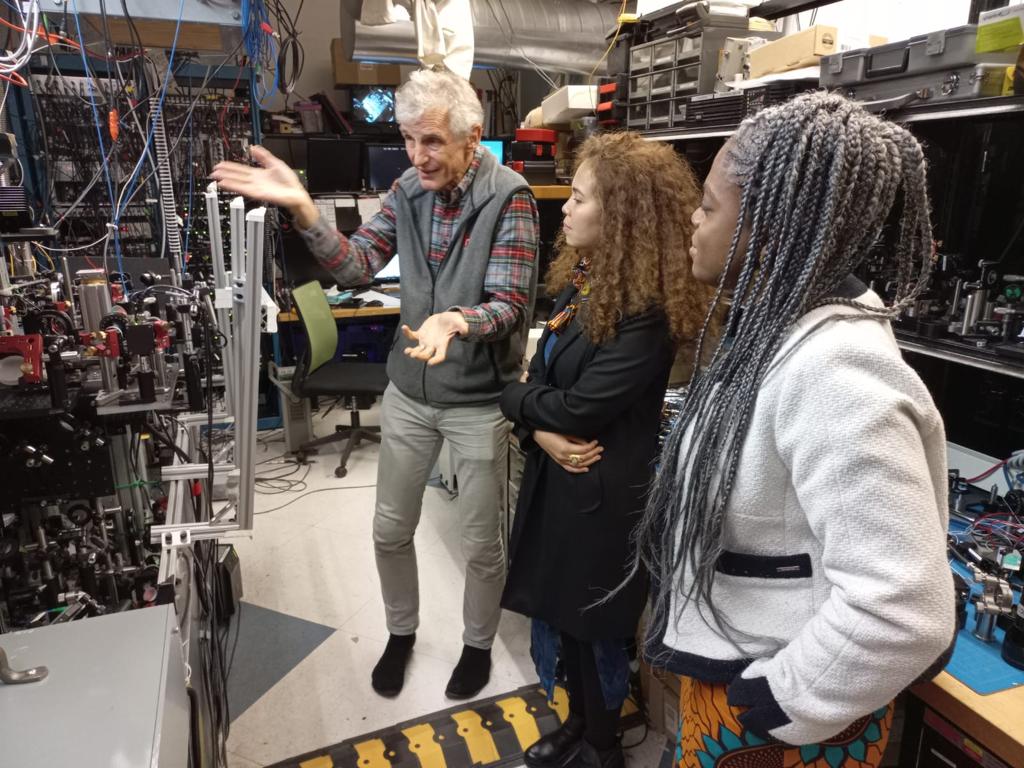 ●	En las actividades, participaron el Premio Nobel de Física 2021, Dr. Wolfgang Ketterle y la Dra. Susanna Yellin, experta física cuántica del Departamento de Física de la Universidad de Harvard, quien hará un acompañamiento durante esta colaboración bila