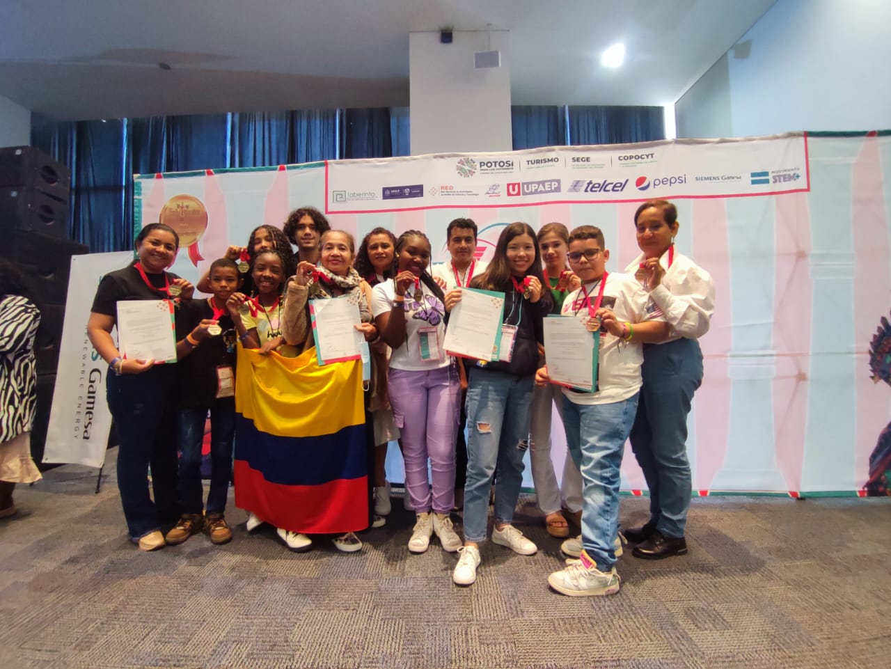 En lcompetencia participaron diez adolescentes y cinco docentes investigadores colombianos con proyectos en videojuegos, rescate de memorias ancestrales, procesos agroindustriales y