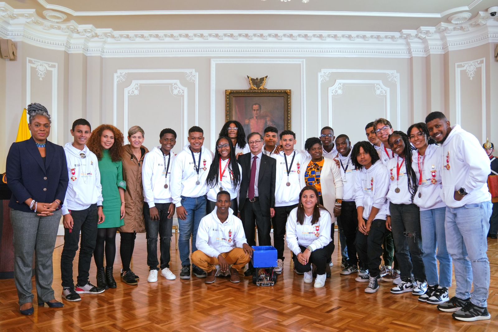 Jóvenes campeones mundiales de robótica son condecorados en la Casa de Nariño