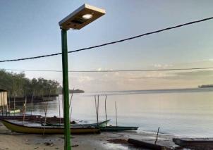 En El Charco, Nariño, habitantes gozan de electricidad por energía solar.